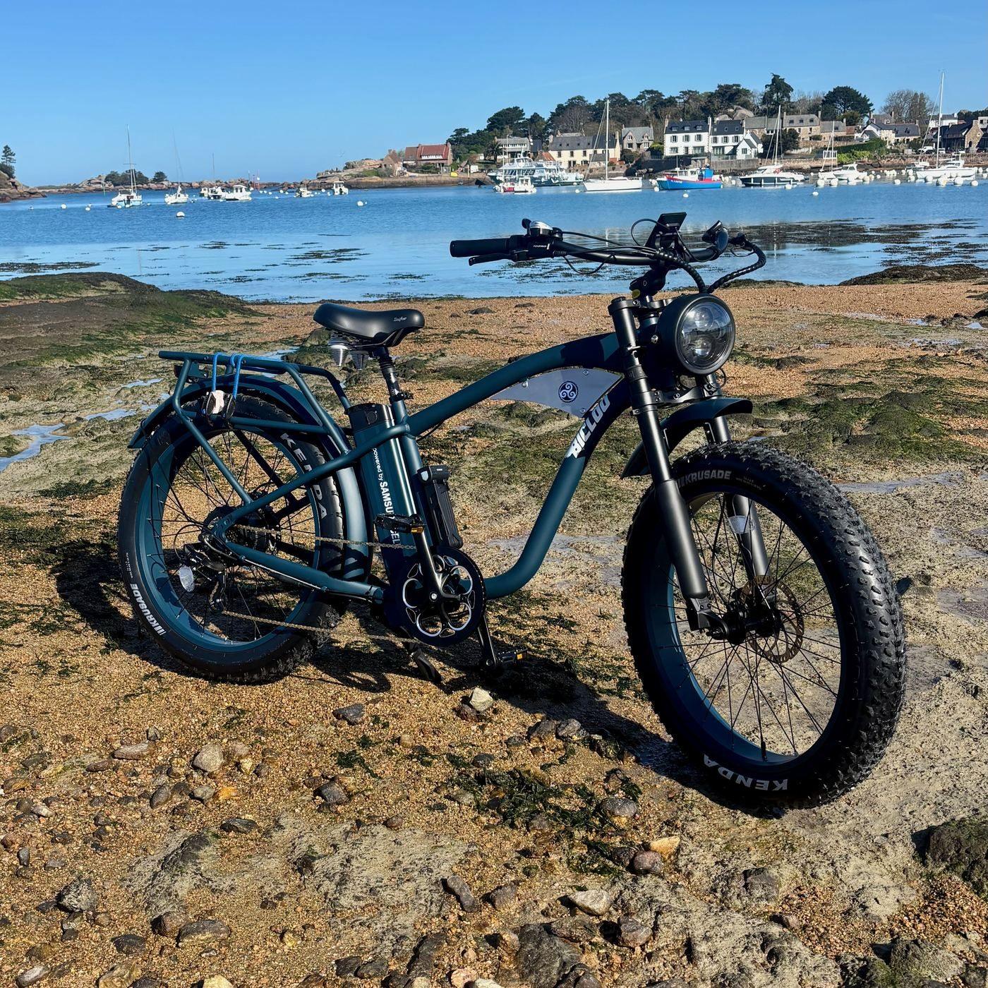 Fat bike électrique BOUBOU BICLOO® sur la Côte de Granit Rose