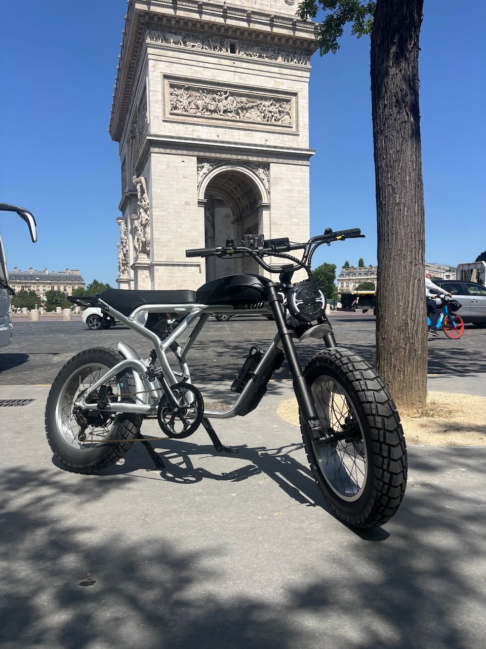 MODEL B52® devant l'Arc de Triomphe