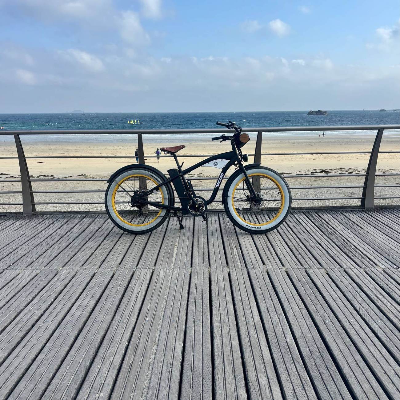 Location de fat bike électrique BOUBOU BICLOO® sur la Côte de Granit Rose