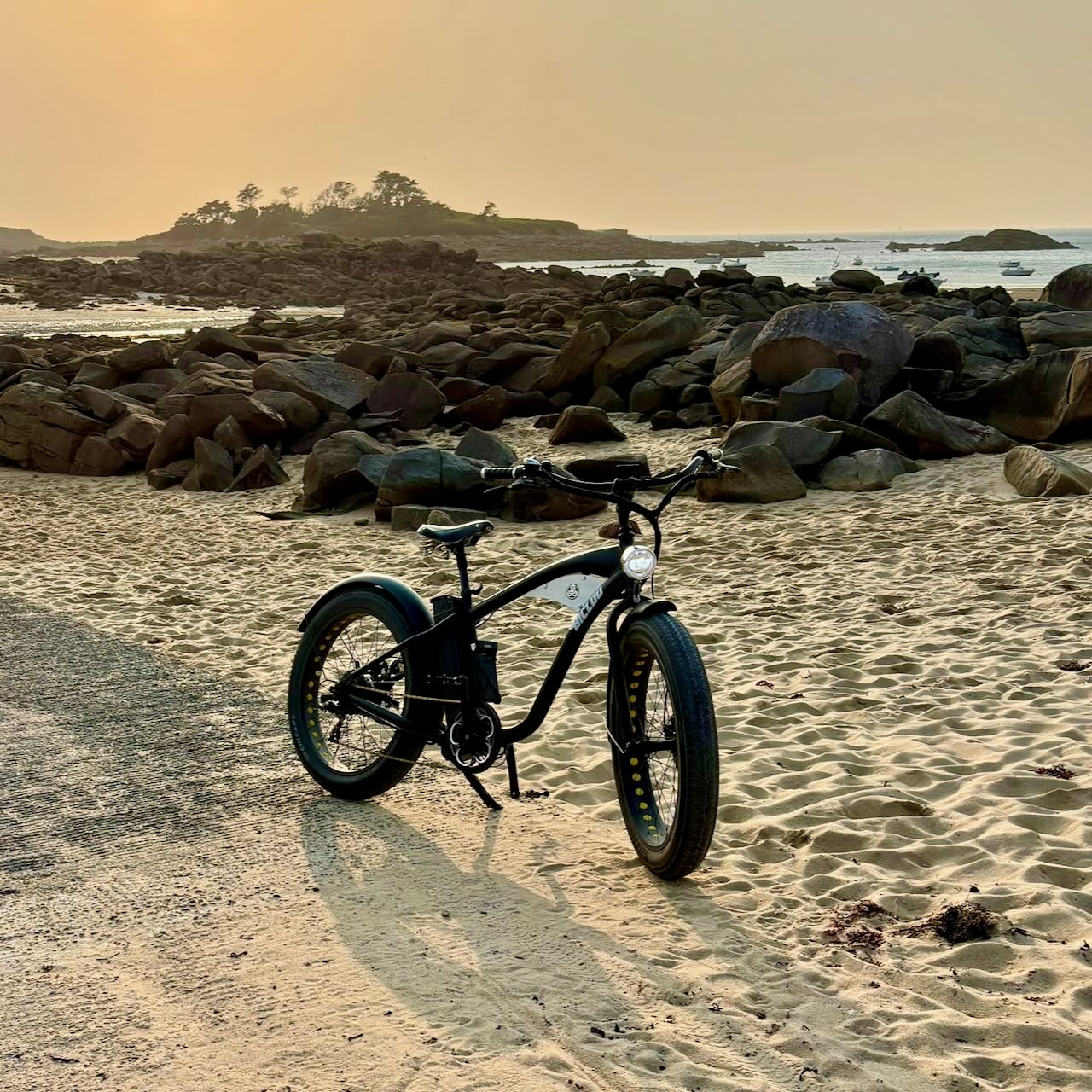 L'ORIGINAL® fat bike noir flancs blancs Bretagne