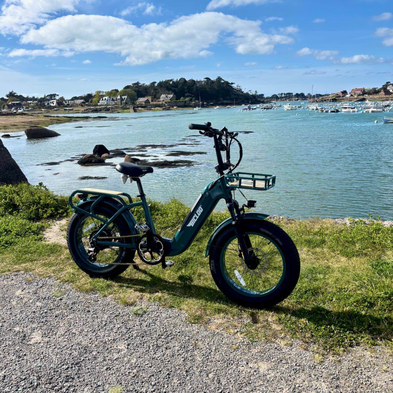 Le RUNABOUT® en Vert/Bleu, sur la Côte de Granit Rose.
